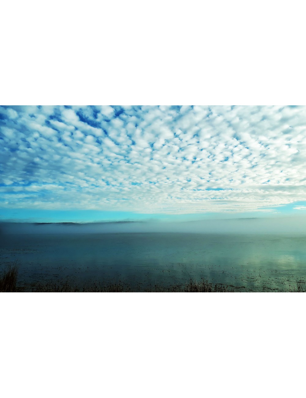 Une île dans la brume le lac photo de Anne Eliayan & Christian Pic